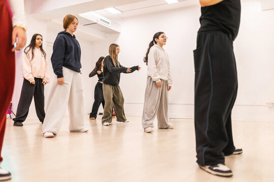 Teenagers ready to start urban dance class