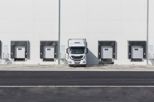 Lorry and trailer loading at dock bays