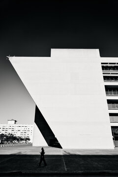 Dallas City Hall With Pedestrian