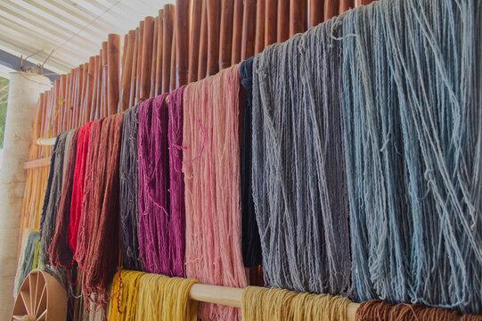HILOS DE ESTAMBRE TE&Ntilde;IDOS DE COLORES ARTESANALMENTE