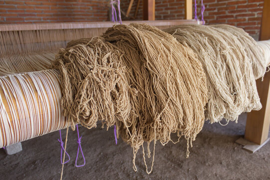 Estambre de lana de oveja hilado sobre telar en taller artesanal