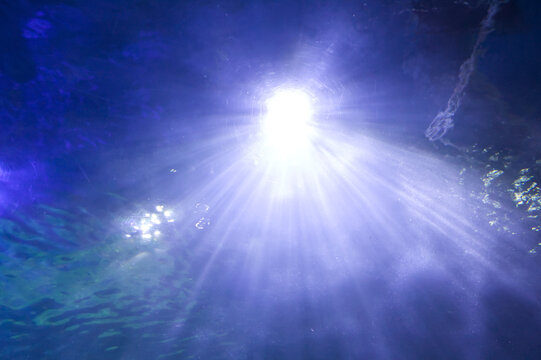 RAYOS DE LUZ BAJO EL AGUA AZUL