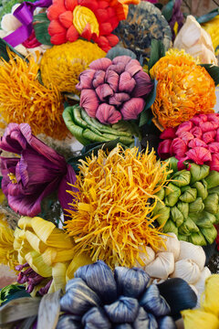 COLORIDO ARREGLO FLORAL EN OFRENDA