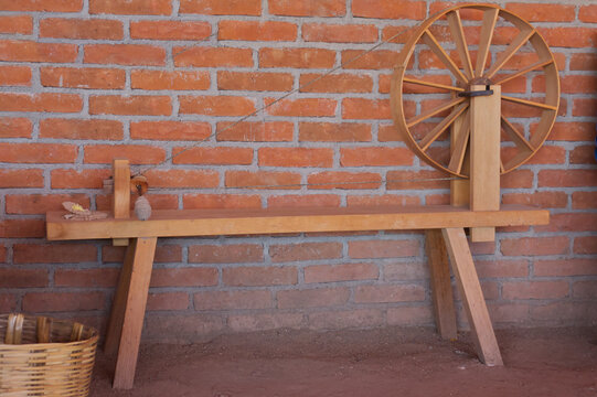 RUEDA PARA ENREDAR MADEJA DE HILO DE LANA 