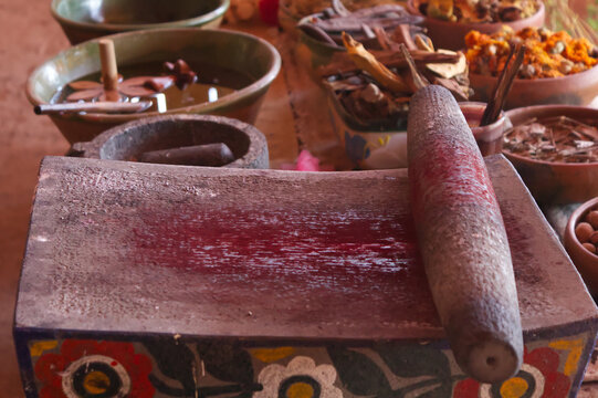 Metate de piedra con cochinilla grana molida