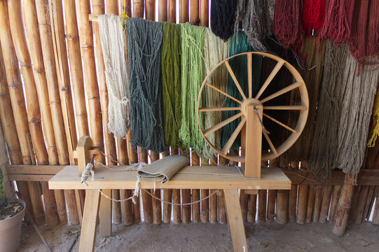 RUEDA PARA CREAR BOLAS DE ESTAMBRE ARTESANAL DE COLORES