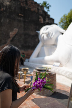 Leaving an offering at Wat Phra Si Sanphet temple 