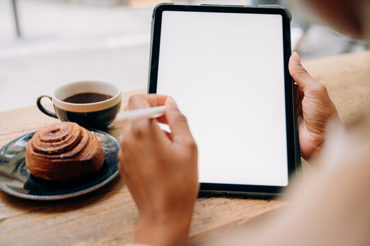 A woman using a tablet in a cafe