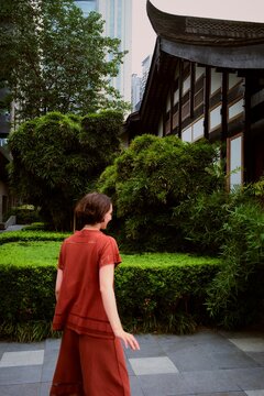 Explore Chengdu Gardens While Walking Through Traditional Scenery