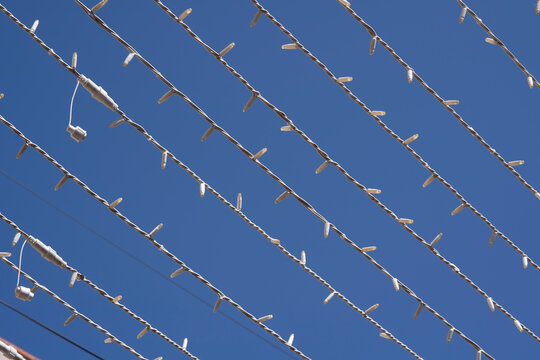 gu&iacute;a de luces led con cielo azul de fondo decorando calle de pueblo m&aacute;gico