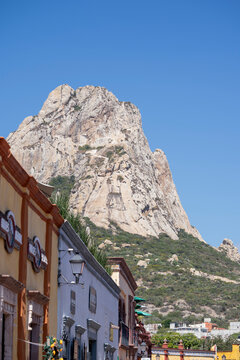 Monolito de Pe&ntilde;a de Bernal en Quer&eacute;taro con edificios y cielo azul