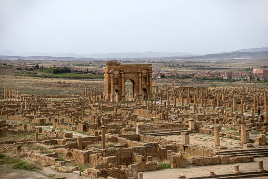 Inside the Timgad amphitheater &mdash; center stage acoustic spot