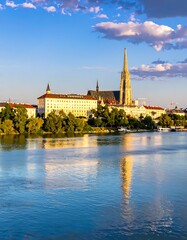 Obraz premium A serene cityscape with a large body of water and historic buildings
