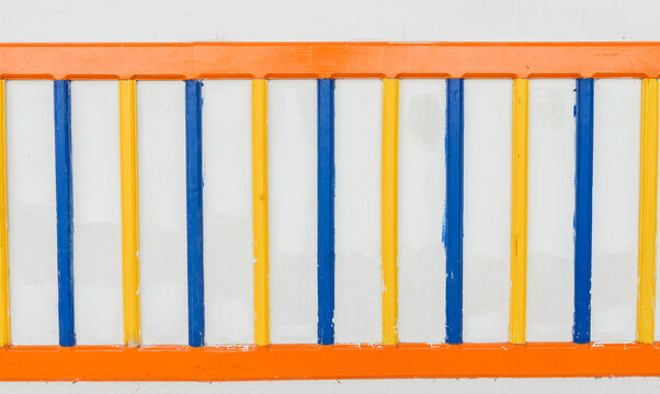 Patr&oacute;n de listones verticales en pared con colores azul, amarillo y marco naranja