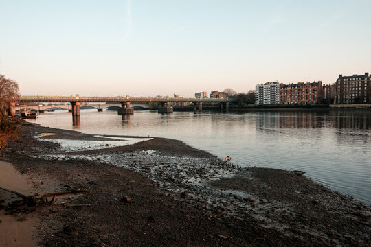 River thames london displaying low tide mudflats at sunset