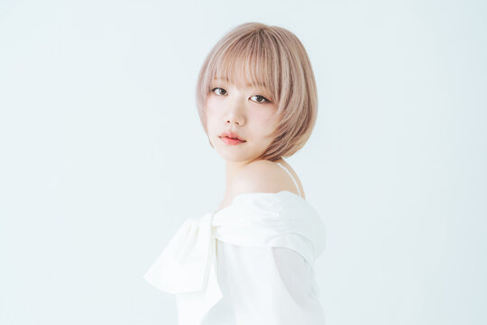 コスメ、化粧品、美容、サロンモデル、ハイトーン、金髪、おしゃれ、ファッション、女性、メイク、透明感、清潔感、白バック、コピースペース、広告、カットモデル、美容院、ヘアサロン、ヘアメイク、ヘアアレンジ、ヘアスタイル、脱色、ショートヘア、ショートカット、ヘアカラー、ボブ、ウルフカット、アイメイク、チーク、美白、小顔、日本人、若い、20代、ギャル、ウィッグ、白ギャル、アパレル、ビューティ、