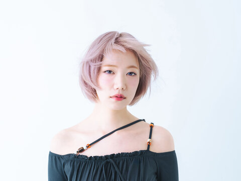 ハイトーンショートボブヘアの女性の美容・ファッションイメージ