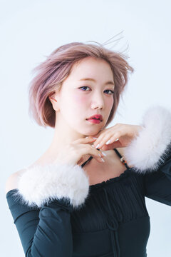 ハイトーンショートボブヘアの女性の美容・ファッションイメージ