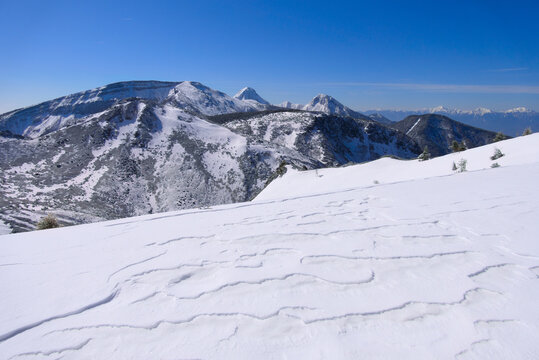 長野県の八ヶ岳、東天狗と西天狗の間から望む硫黄岳、赤岳、阿弥陀岳