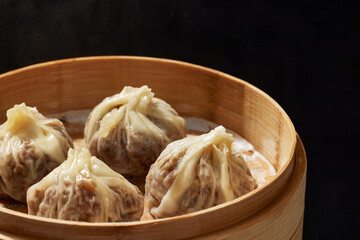 Fototapeta premium Steamed shaomai dumplings in bamboo basket