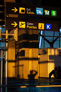 Sombra en aeropuerto con personas circulando 2