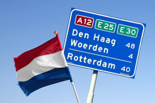 Wegweiser mit Flagge an der niederl&auml;ndischen Autobahn A12, die auch Teil der Europastra&szlig;en E25 und E30 ist.
