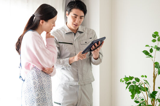 作業員と説明を受ける主婦
