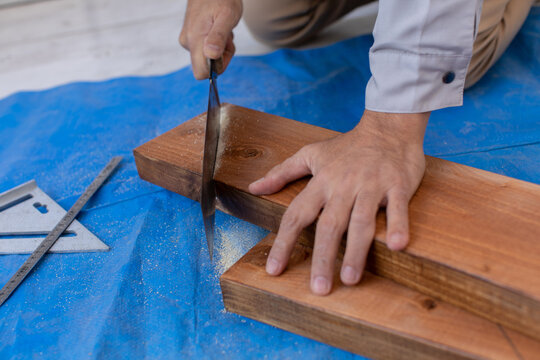 DIYでノコギリを使う男性