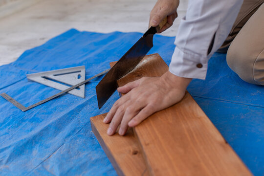 DIYでノコギリを使う男性