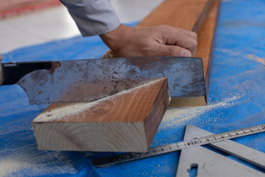 DIYでノコギリを使う男性