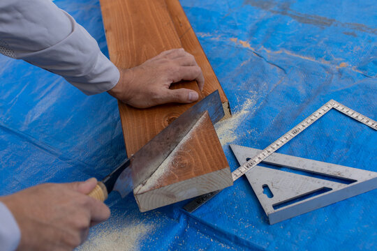 DIYでノコギリを使う男性