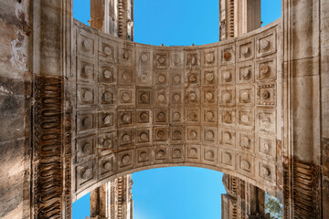 Fototapeta premium The symmetrical coffered ceiling pattern of the ancient Roman arch structure of Hadrian's Gate in Antalya