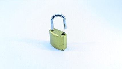 Naklejka premium Open Brass Padlock on White Background for Security and Access
