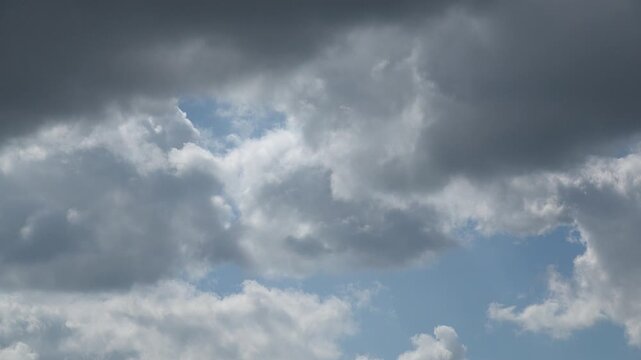 Teleaufnahme tief h&auml;ngender, dunkler Wolkenstrukturen, die am Himmel vorbei ziehen