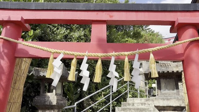 【日本の伝統】美しい赤い鳥居と青空、神社の入り口の風景