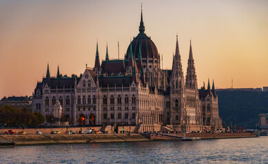 Obraz premium Golden Hour view of the magnificent Parliament building in Budapest Hungary over the sparkling Danube river a perfect travel and architectural destination