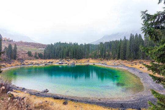 Lago di Carezza in Val di Fassa in Trentino Alto Adige.La leggenda di Ondina e l&rsquo;arcobaleno.