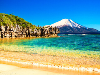 沖縄の美しいサンゴ礁の海と富士山合成 © san724