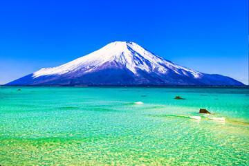 沖縄の美しいサンゴ礁の海と富士山合成 © san724