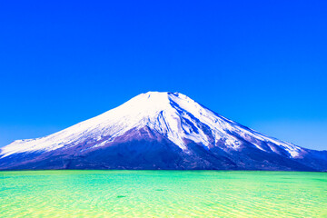 沖縄の美しいサンゴ礁の海と富士山合成 © san724