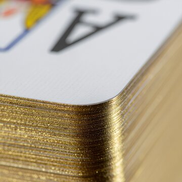 D&eacute;tail de la tranche dor&eacute;e d'un jeu de cartes de luxe