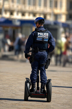 Police municipale en patrouille urbaine sur un gyropode