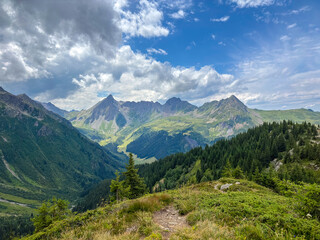 Obraz premium Mountain valley and alpine peaks near Les Contamines-Montjoie, France