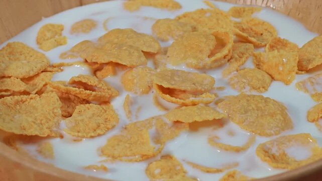Crispy corn flakes with milk.