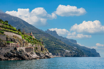 Minori – piękne miasteczko turystyczne we Włoszech na wybrzeżu Amalfi z piękną plażą i pomostem. Domy na stromym zboczu i piękne widoki. © Franciszek