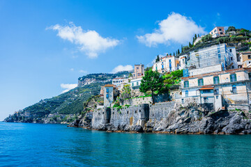 Minori – piękne miasteczko turystyczne we Włoszech na wybrzeżu Amalfi z piękną plażą i pomostem. Domy na stromym zboczu i piękne widoki. © Franciszek
