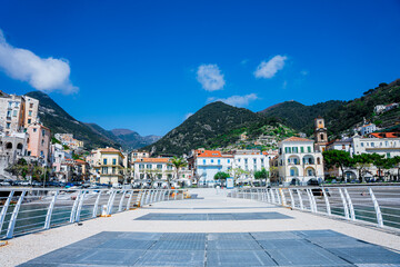 Minori – piękne miasteczko turystyczne we Włoszech na wybrzeżu Amalfi z piękną plażą i pomostem. Domy na stromym zboczu i piękne widoki. © Franciszek