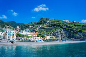 Minori – piękne miasteczko turystyczne we Włoszech na wybrzeżu Amalfi z piękną plażą i pomostem. Domy na stromym zboczu i piękne widoki. © Franciszek