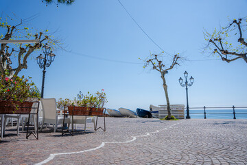 Minori – piękne miasteczko turystyczne we Włoszech na wybrzeżu Amalfi z piękną plażą i pomostem. Domy na stromym zboczu i piękne widoki. © Franciszek