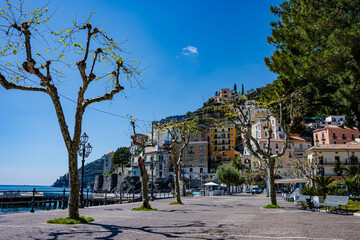 Minori – piękne miasteczko turystyczne we Włoszech na wybrzeżu Amalfi z piękną plażą i pomostem. Domy na stromym zboczu i piękne widoki. © Franciszek